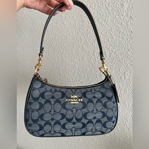 COACH TERI SHOULDER BAG IN SIGNATURE CHAMBRAY Gold/Denim